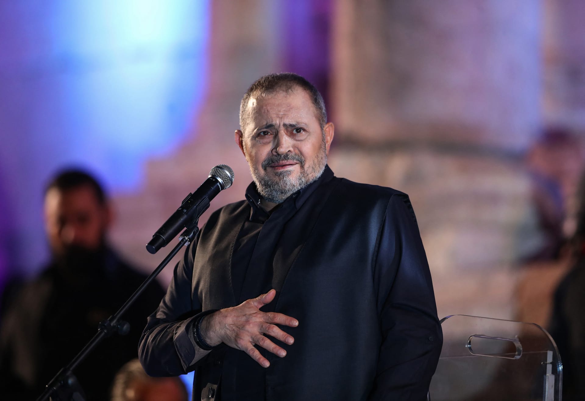 ظهور نادر ل جورج وسوف مع حفيدته خلال مراسم تعميدها بأحدى الكنائس 4 حفلات جورج وسوف