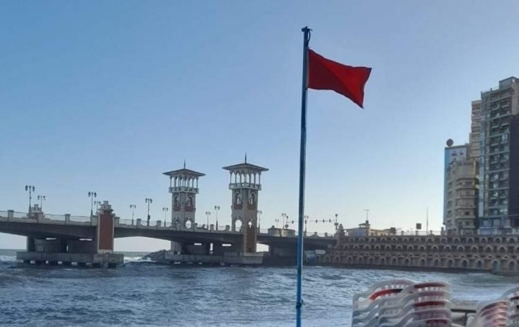 عاصفة مائية تجتاح شواطئ الإسكندرية غربا رفع الرايات الحمراء 1 عاصفة مائية تجتاح شواطئ الإسكندرية