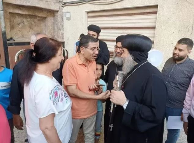 بالصور أستقبال الأنبا يؤانس لـ عادل فايز صاحب معجزة العذراء 2 أستقبال الأنبا يؤانس لـ عادل فايز صاحب معجزة العذراء