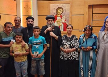 اسقف أبوقرقاص مع اسرة صاحب المنزل المعتدى