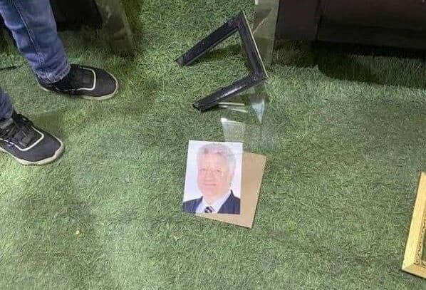 رد فعل قوى من عمرو أديب بعد تحطيم صورة مرتضى من لوحة الشرف بالزمالك 3 تعليق عمرو أديب بعد تحطيم صورة مرتضى منصور