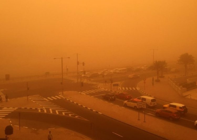 العاصفة دانيال تسبب هلع بين المواطنين بسبب رائحة غريبة في الجو 1 الأرصاد تحذر من العواصف الترابية والسيول