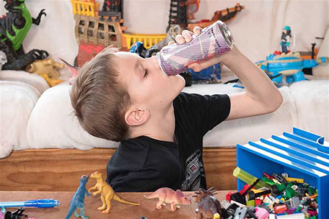 يسبب مخاطر مشروب ممنوع تناوله داخل المدارس لحماية الطلاب 3 مخاطر مشروب الطاقة للأطفال