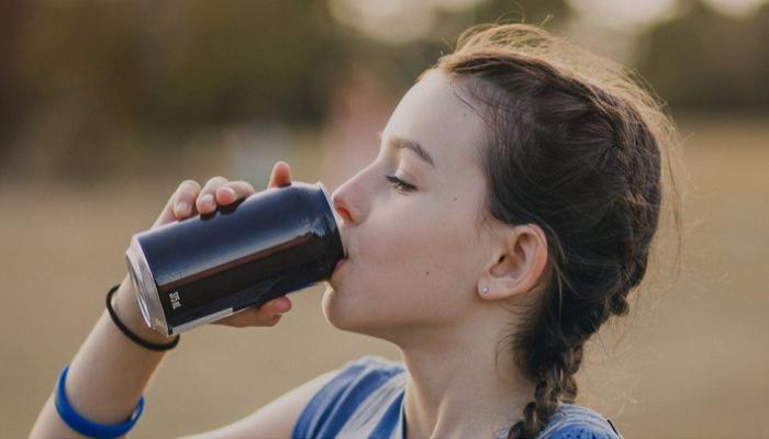 يسبب مخاطر مشروب ممنوع تناوله داخل المدارس لحماية الطلاب 4 مخاطر مشروب الطاقة للأطفال