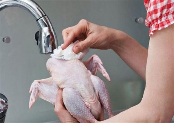 احذري عند تنظيف الدجاج النيئ 