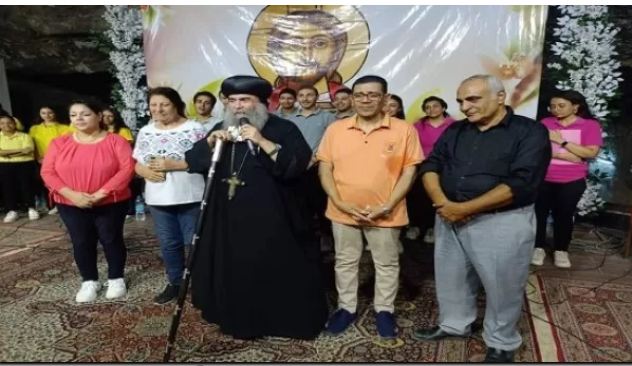 بالصور أستقبال الأنبا يؤانس لـ عادل فايز صاحب معجزة العذراء 4 أستقبال الأنبا يؤانس لـ عادل فايز صاحب معجزة العذراء