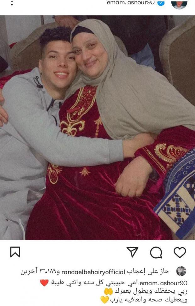 تصرف غريب من والدة إمام عاشور تفعله أثناء مبارياته 4 والدة إمام عاشور