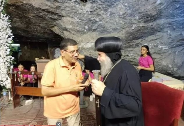 بالصور أستقبال الأنبا يؤانس لـ عادل فايز صاحب معجزة العذراء 1 أستقبال الأنبا يؤانس لـ عادل فايز صاحب معجزة العذراء