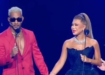 نوال الزغبي تتعرض للتعليق الجريء ناقد الموضة يصف فستانها بالكيس