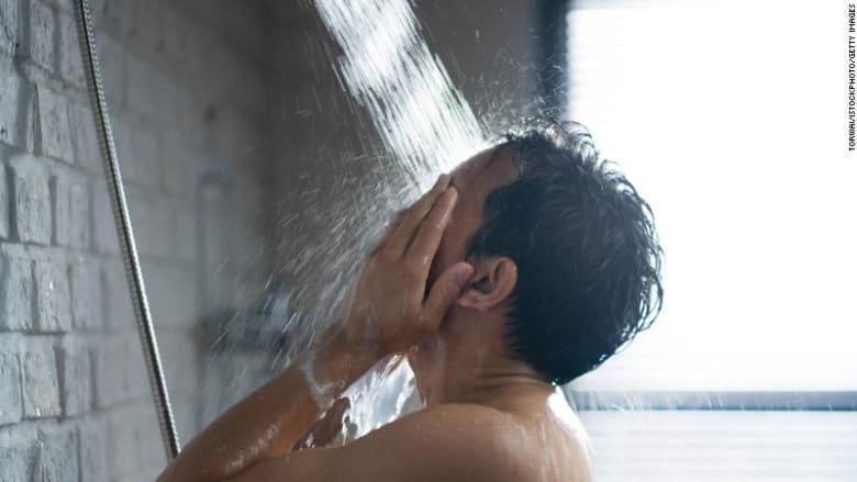 بين النظافة والصحة كيف يؤثر فرط الاستحمام على جلدك
