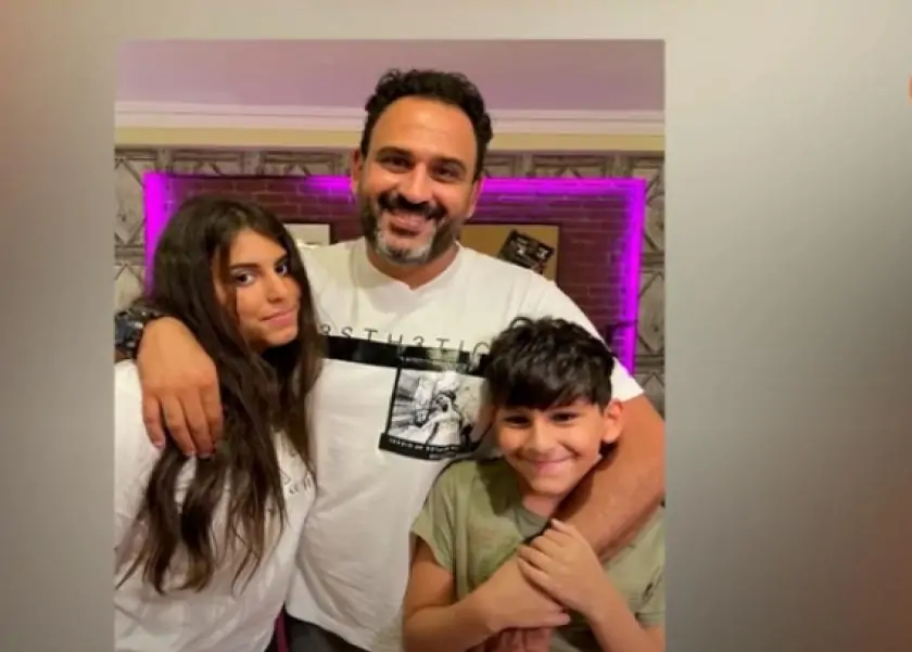 أكرم حسني يظهر لأول مرة مع أبنائه