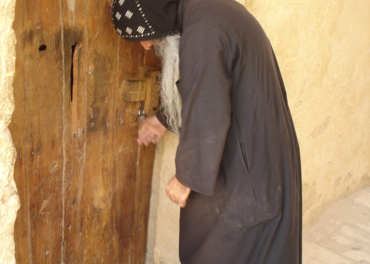 لهذا السبب يترك الراهب كل أمواله وممتلكاته عند الذهاب للدير 1 rahb