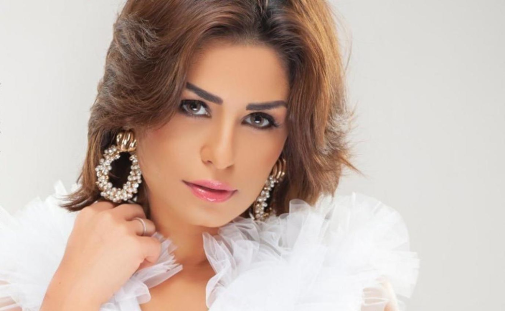 تفاصيل الحالة الصحية لوالدة منة فضالي والأخيرة تعلق بتطورات الحالة 4 الفنانة منة فضالي