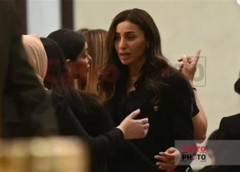 دينا الشربيني تودع والدتها