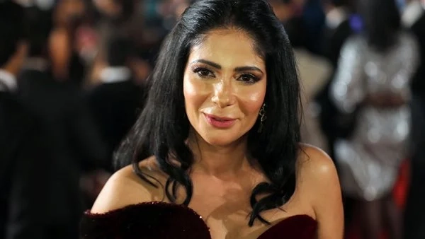 منى ذكي تكشف عن كواليس فيلمها الجديد وتنشر صور مفاجأة 1 منى ذكي وهنيدي كواليس القاهرة مكة