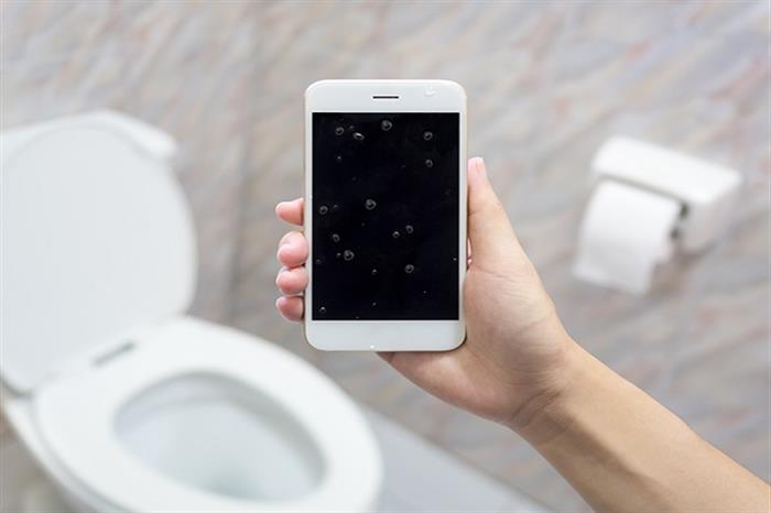 مخاطر استخدام الهاتف المحمول في المرحاض