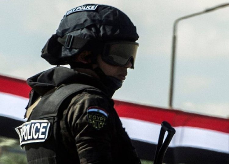 وردنا الان فرد شرطة يطلق النار على سياح إسرائيليين بالإسكندرية 1 الشرطة