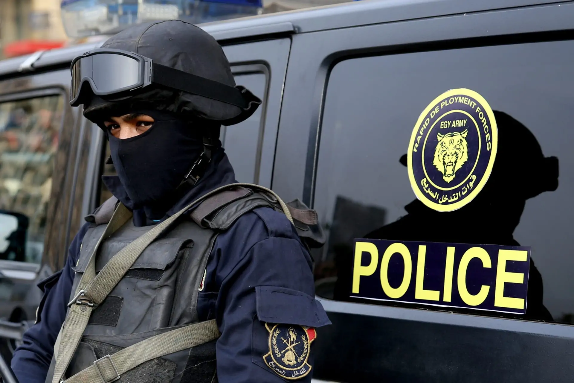 وردنا الان فرد شرطة يطلق النار على سياح إسرائيليين بالإسكندرية 3 فرد شرطة يطلق النار على سياح إسرائيليين