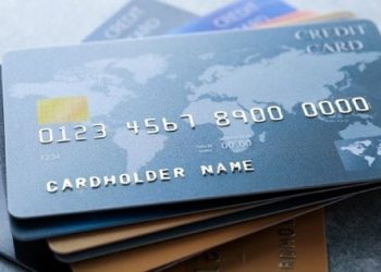 خبير اقتصادي يرد لماذا البنوك أوقفت بطاقات الخصم المباشر
