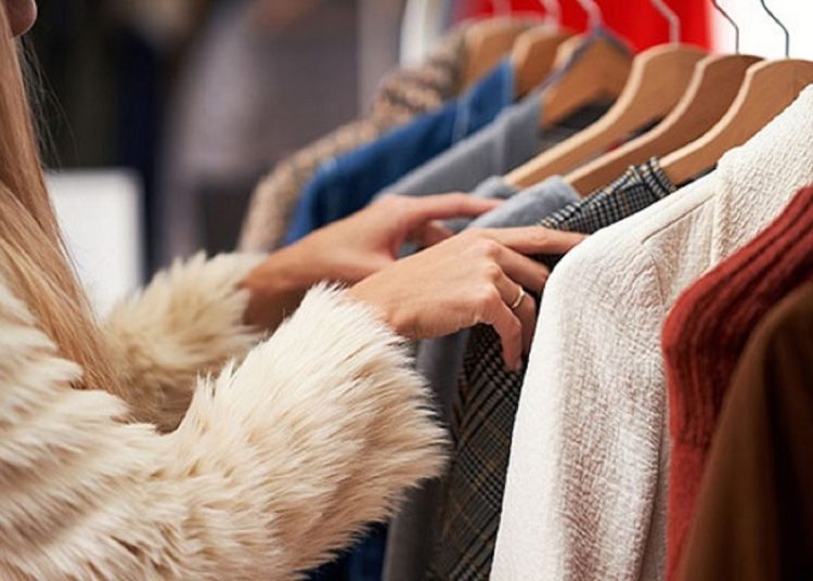 13 سوقا في انتظارك لشراء الملابس الشتوية أرخص أماكن في القاهرة والجيزة 1 Picture of adult women shopping for clothes in the city center in autumn