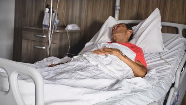تعبان جدا نجل الدكتور هاني الناظر يعلن تفاصيل حالة والده الصحية ويطالب الجميع بالدعاء له 2 تفاصيل حالة الدكتور هاني الناظر