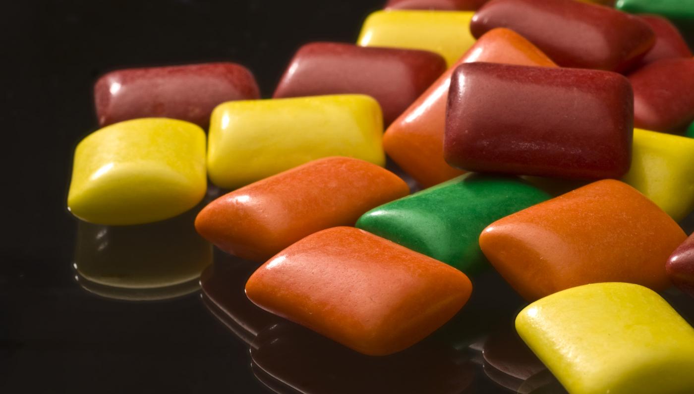 معلومات غريبة عن العلكة تصيب بـ 4 أمراض وتعالج مشاكل صحية خطيرة 2 فوائد مضغ العلكة