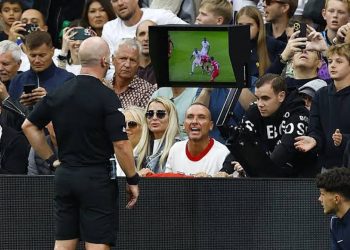 إيقاف حكم الـ VAR بمباراة ليفربول