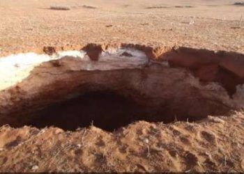 سر ظهور حفرة غريبة في بلد عربي