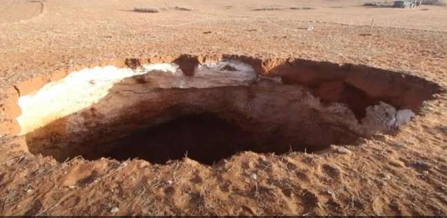 سر ظهور حفر غريبة في بلد عربي