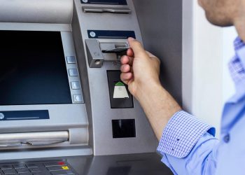 سحب بطاقة الفيزا من ماكينة الـATM