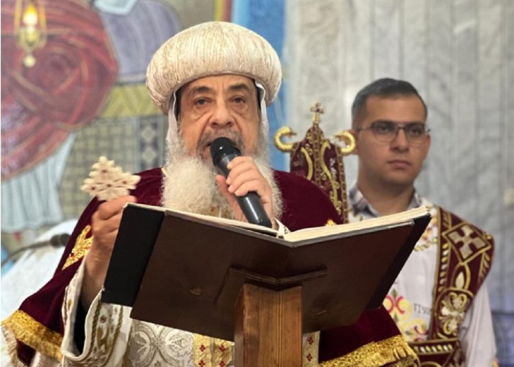 بالصور برئاسة نيافة الأنبا دانيال سيامة كهنة جدد بإيبارشية المعادي 1 الأنبا دانيال