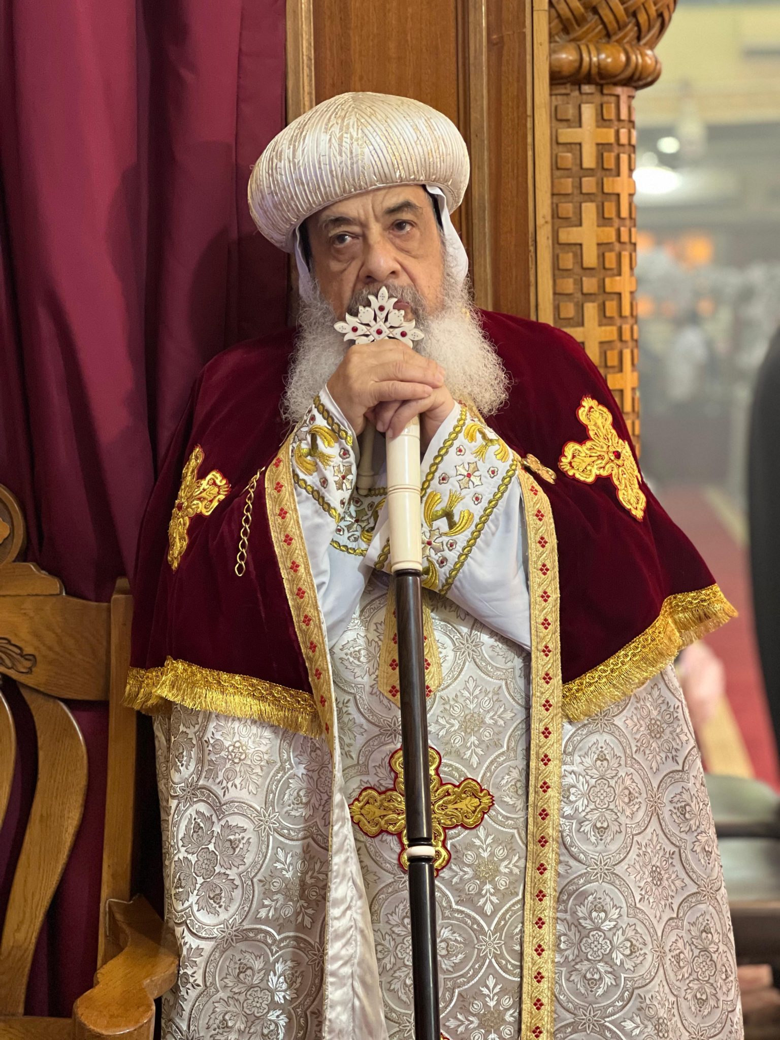بالصور برئاسة نيافة الأنبا دانيال سيامة كهنة جدد بإيبارشية المعادي 4 بيد نيافة الأنبا دانيال سيامة كهنة جدد