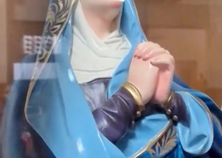 بالصورة تمثال السيدة العذراء مريم يبكي دموع داخل إحدى كنائس المكسيك 1 345559201 789167012567126 4796751105152949976 n 434