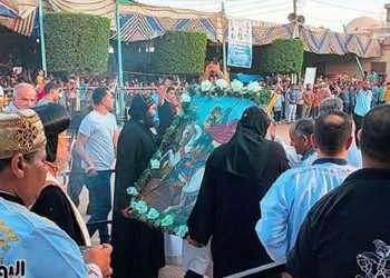 بالصور دير مارجرجس بجبل الرزيقات الآلاف يشهدون زفة الأيقونة الختامية
