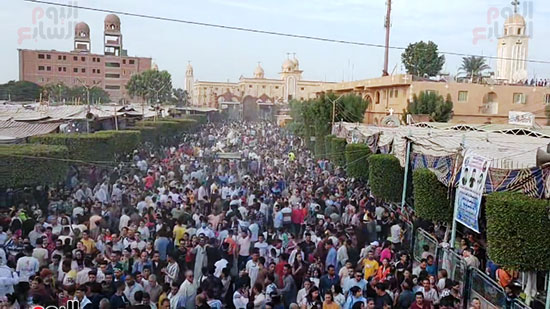 بالصور دير مارجرجس بجبل الرزيقات الآلاف يشهدون زفة الأيقونة الختامية 2 زفة الأيقونة الختامية فى دير مارجرجس بجبل الرزيقات