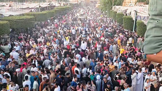 بالصور دير مارجرجس بجبل الرزيقات الآلاف يشهدون زفة الأيقونة الختامية 3 زفة الأيقونة الختامية فى دير مارجرجس بجبل الرزيقات