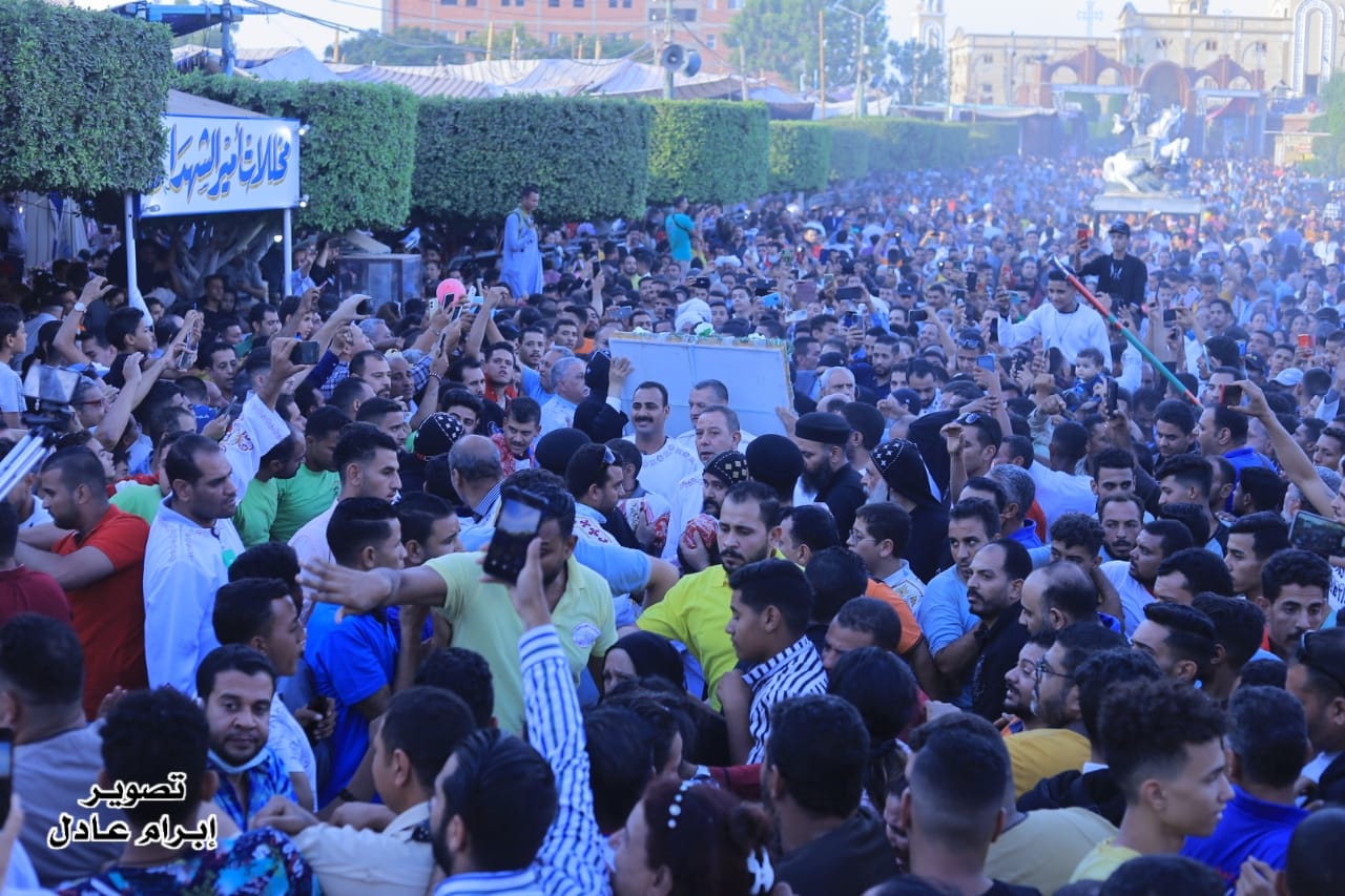 بالصور دير مارجرجس بجبل الرزيقات الآلاف يشهدون زفة الأيقونة الختامية 6 زفة الأيقونة الختامية فى دير مارجرجس بجبل الرزيقات