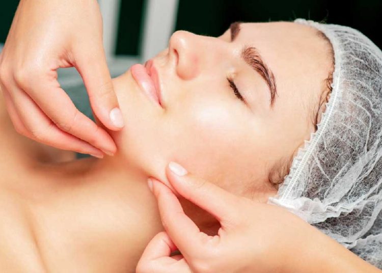 طرق بسيطة للتخلّص من دهون الوجه وبدون عمليات تجميل 1 شد الوجه