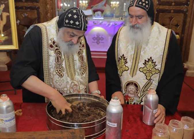 بالصور تطييب رفات القديس مارمينا العجائبى فى عيده وسط حضور شعبى ورهبانى 2 تطييب رفات القديس مارمينا العجائبى