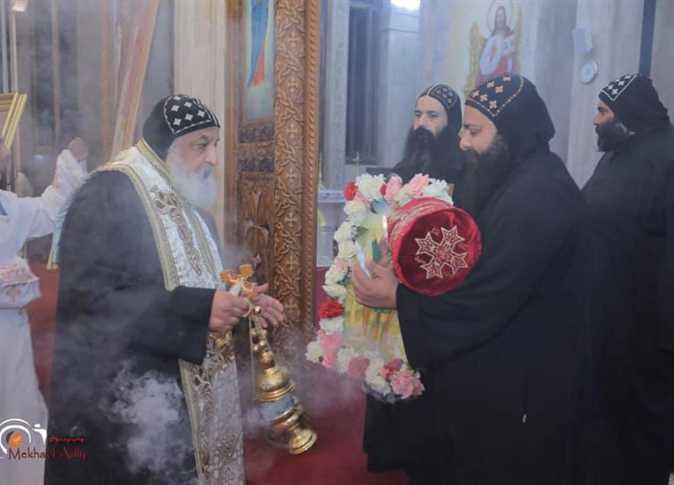 بالصور تطييب رفات القديس مارمينا العجائبى فى عيده وسط حضور شعبى ورهبانى 3 تطييب رفات القديس مارمينا العجائبى