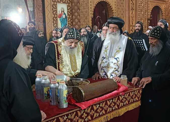بالصور تطييب رفات القديس مارمينا العجائبى فى عيده وسط حضور شعبى ورهبانى 4 تطييب رفات القديس مارمينا العجائبى