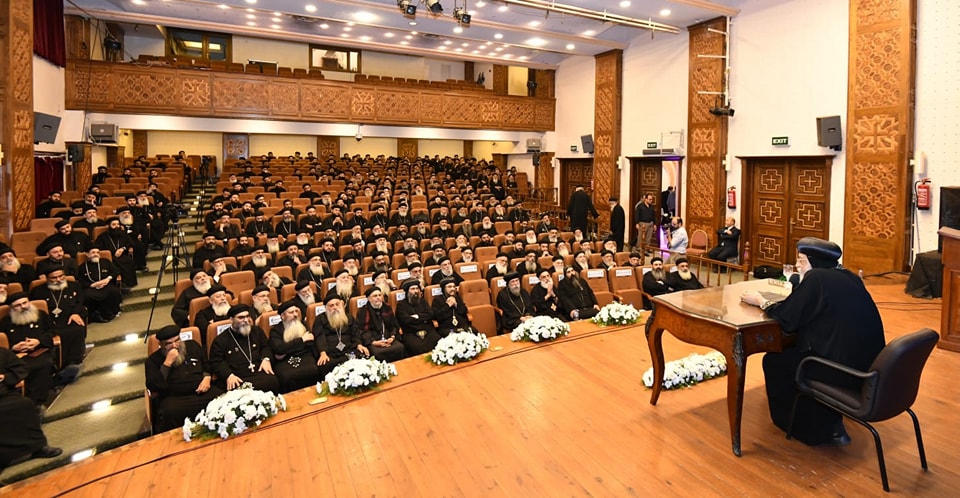 بالصور قداسة البابا تواضروس الثاني يلتقي مجمع كهنة الإسكندرية 4 قداسة البابا تواضروس الثاني