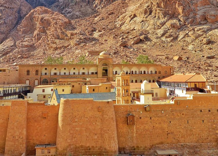 أزمة غير مسبوقة داخل دير سانت كاترين 15 راهب يعلنون عزل المطران داميانوس 1 تاريخ دير سانت كاترين