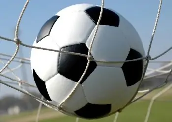وردنا منذ قليل وفاة لاعب كرة قدم في الملعب ووزير الرياضة ينعيه