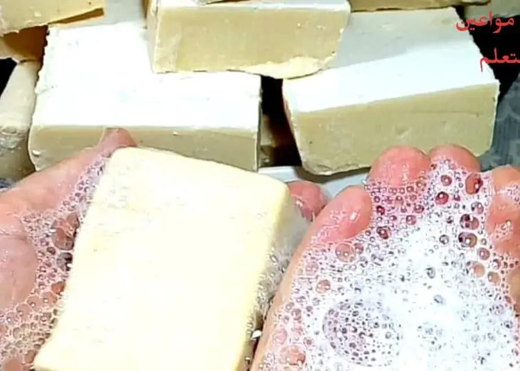 مش هترميه ولا تبيعيه أعملي الصابون بالزيت المستعمل في البيت 1 sabon