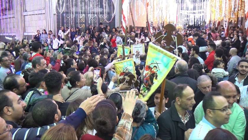 بالصور عيد الشهيد أبى سيفين في كنيسته بالإسكندرية آلاف الأقباط يحتفلون 2 زفة عيد الشهيد أبى سيفين بالإسكندرية
