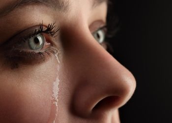 دموع العين على طول كثيره اعرف السبب وطرق العلاج