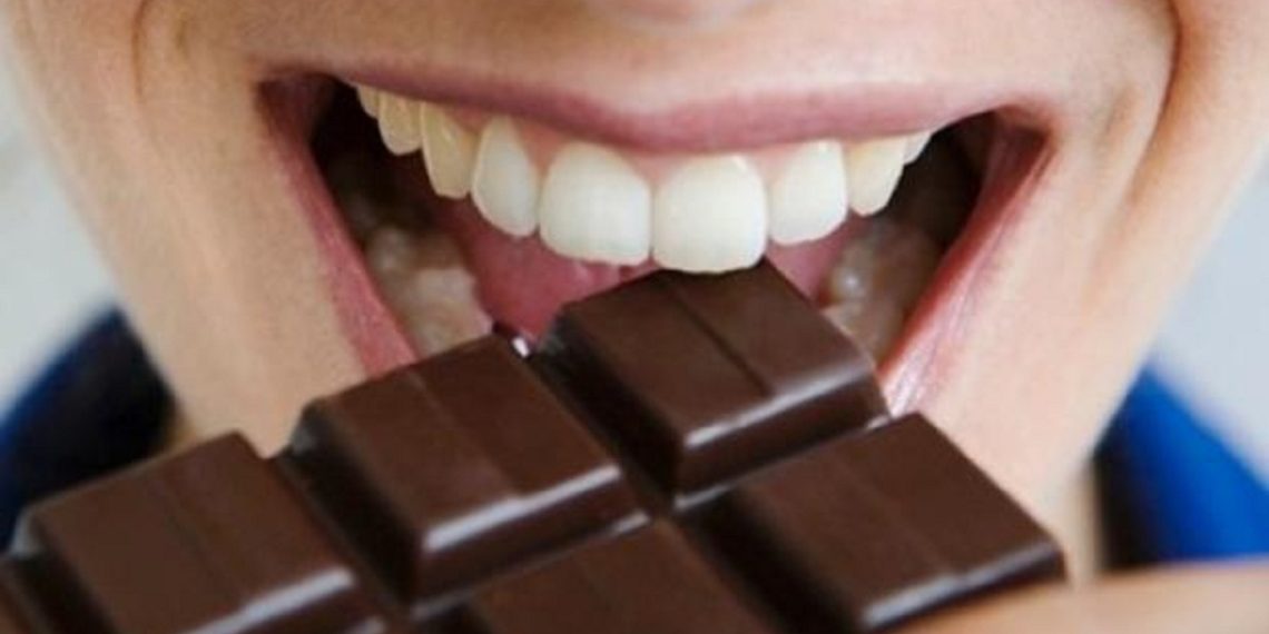 تعتبر الشوكولاتة الداكنة من الحلوى المفضلة لدى العديد من الأشخاص خاصة السيدات والبنات، فمذاقها اللذيذ ورائحتها الجملية تجذب إليها الجميع، وبجانب ذلك فإنها تحتوي على فوائد غذائية كبيرة.
