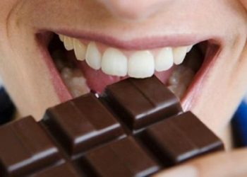 تعتبر الشوكولاتة الداكنة من الحلوى المفضلة لدى العديد من الأشخاص خاصة السيدات والبنات، فمذاقها اللذيذ ورائحتها الجملية تجذب إليها الجميع، وبجانب ذلك فإنها تحتوي على فوائد غذائية كبيرة.