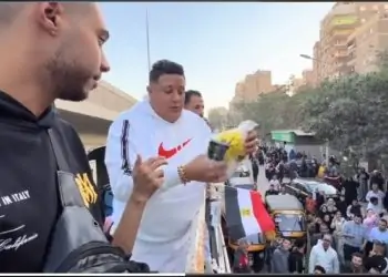 مقطع فيديو لمؤدي المهرجانات حمو بيكا بيرمي فلوس وموبايلات لجمهوره بأرض اللواء